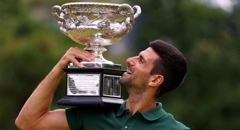 Com a vitória no Aberto da Austrália, Novak Djokovic igualou número de Grand Slams de Rafael Nadal
