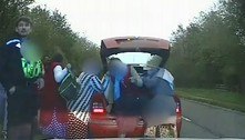 Policiais flagram carro que levava 9 pessoas, incluindo 2 no porta-malas