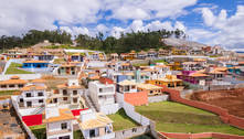 Distrito rural levado pela lama da Samarco é reconstruído com ares de condomínio de luxo vigiado 