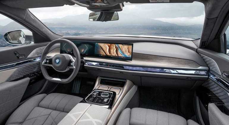 Modelo traz BMW Live Cockpit Professional com uma tela de 12,3 polegadas e outra de 14,9 polegadas