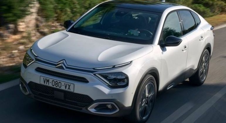 SUV tem faróis bem afilados unidos pelo duplo chevron da marca 