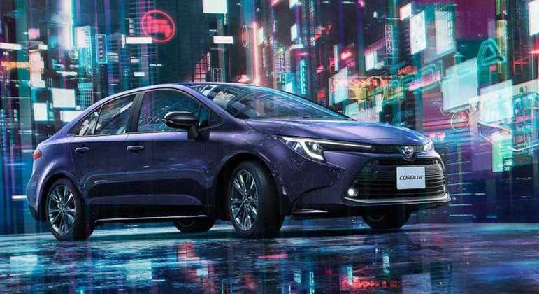 Tradicional sedã da Toyota ganhou faróis dianteiros com traços angulares, o que confere mais esportividade