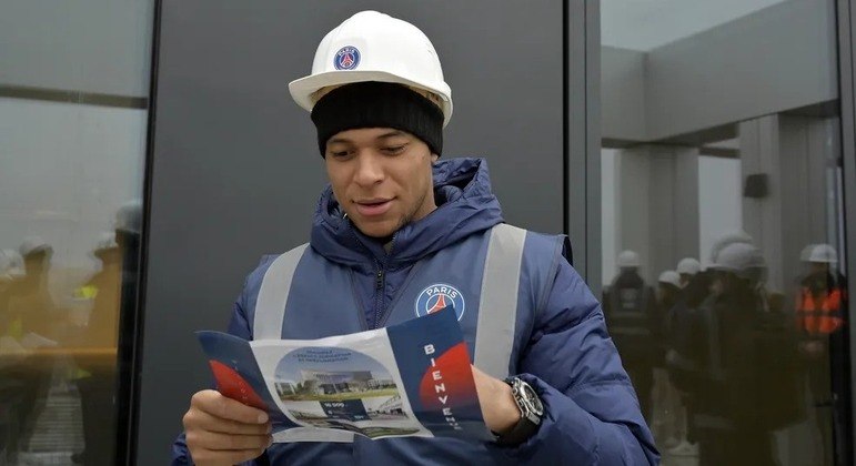 O centro de treinamento é tão grande que o craque Kylian Mbappé precisou de um mapa com informações do espaço para se encontrar