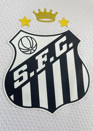 Novo escudo do Santos em homenagem a Pelé