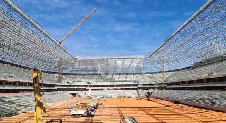 Novo estádio do Atlético-MG, a Arena MRV chegou a 65% de conclusão. A casa do Galo está sendo construída nas proximidades do bairro Califórnia, região noroeste de Belo Horizonte, com capacidade para 46 mil torcedores. As obras devem ser finalizadas em outubro deste ano e a inauguração está prevista para 25 março de 2023, dia do aniversário do clube. O custo estimado é de R$ 560 milhões. Veja imagens atuais da obra - e como o estádio ficará, ao fim da galeria!