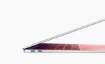 MacBook Air 2020. Ligeiramente inferior ao MacBook Pro, o novo MackBook air, por sua vez, é 3,5 vezes mais rápido, capaz de navegar por Wi-Fi por até 15 horas sem precisar ser conectado na tomada