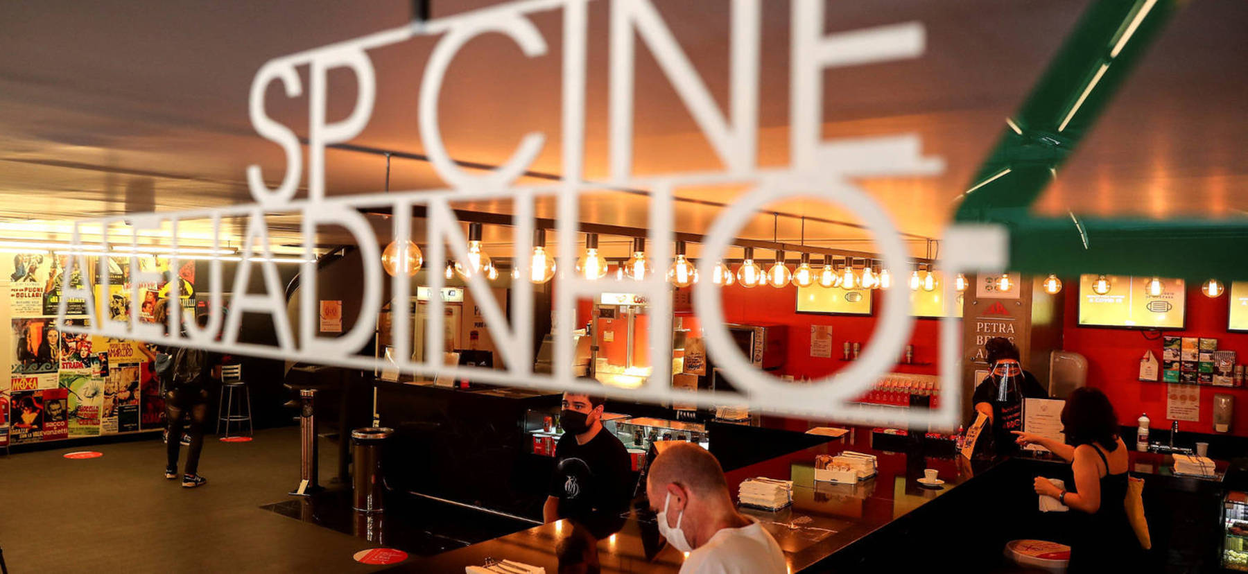 Negócios já existentes, como cinemas, teatros e restaurantes, têm de se adaptar ao novo normal, e novas oportunidades de negócios estão surgindo (EFE)