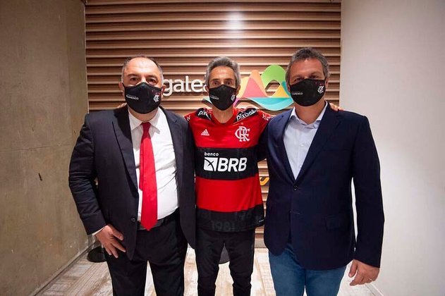 Novo técnico posa para foto ao lado de Marcos Braz, VP de futebol, à esquerda, e Bruno Spindel, diretor-executivo da pasta, à direita