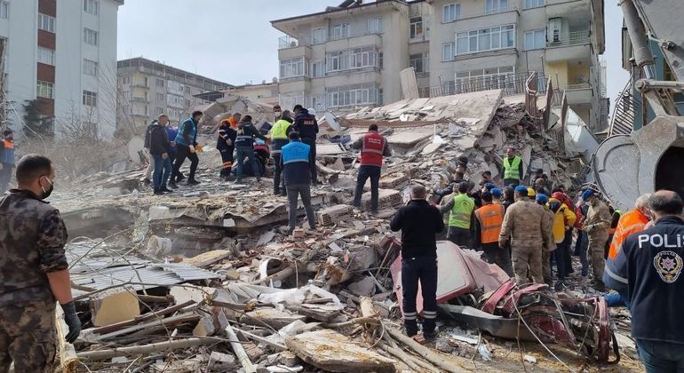 Equipe de resgate trabalha sobre prédio que desabou com o novo tremor desta segunda (27)