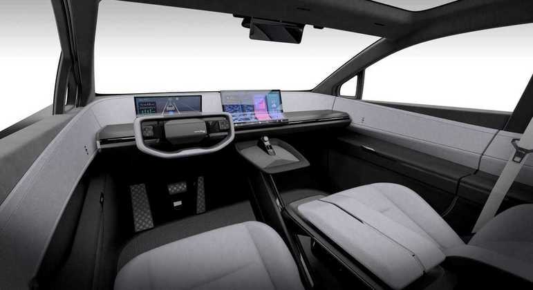 Interior é totalmente futurista, pois conta com um volante retangular