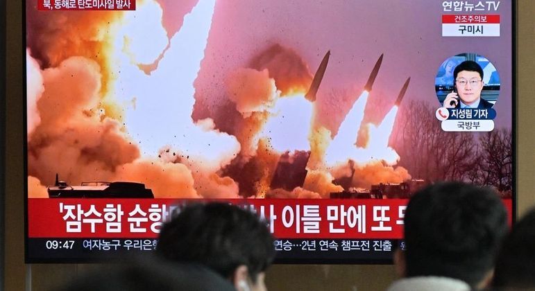 TV norte-coreana mostra disparo de mísseis de Kim Jong-un feito nesta terça (14)