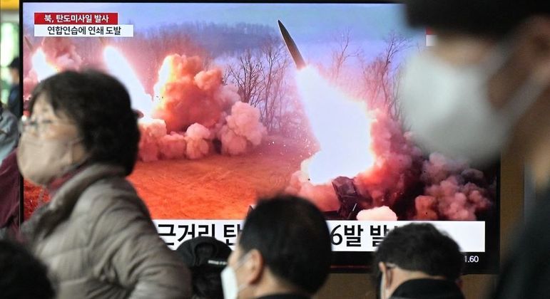 Norte-coreanos assistem em TV pública ao disparo de novos mísseis