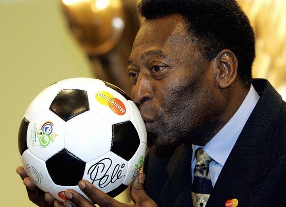 Pelé foi só um, mas o desejo humano de ver novamente alguém como ele em campo fez surgir vários 