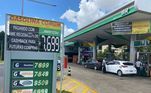 Gasolina aditivada passa de R$ 9,00 nesta sexta-feira, em um posto do Sudoeste (DF)