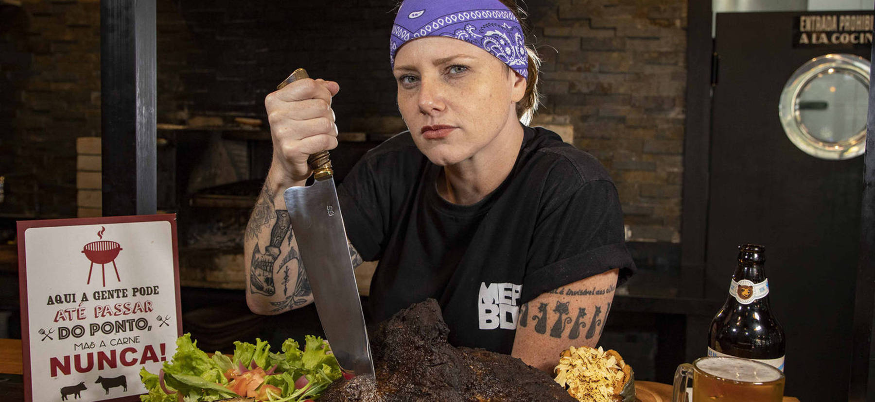 Núbia Signorini mostra um de seus preparos no Meatbox (Edu Garcia)