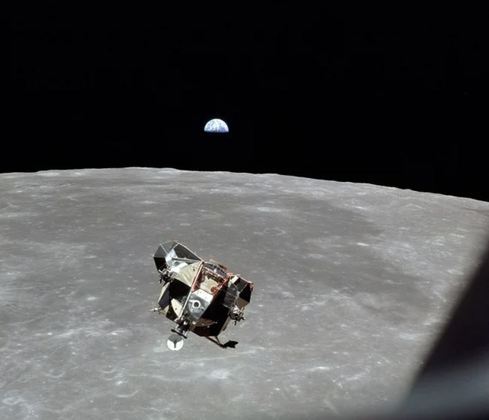 Numa era de intensa corrida espacial, os Estados Unidos alcançaram o feito: a missão Apollo 11, que durou 8 dias, foi muito bem sucedida. 