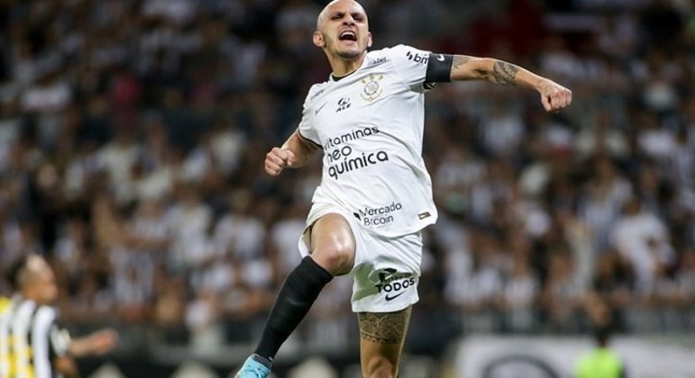 Numa virada eletrizante, o Corinthians conseguiu espantar a má atuação e, graças ao Fábio Santos, conquistou três pontos importantes na briga pelo título do Brasileirão. O time não foi bem na grande parte do jogo, entretanto, o resultado veio no proveito de falhas cometidas pela equipe mineira. Veja as notas dos jogadores do Timão e os pontos positivos e negativos do Atlético-MG (Por Gabriel Teles)