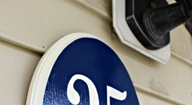 Número de casa azul e branco