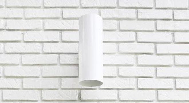 Número de casa branco com plantas