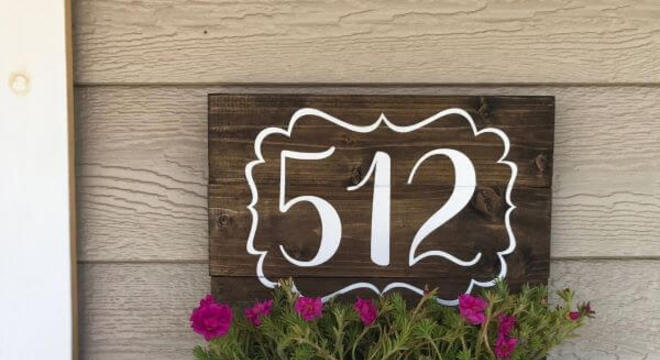 Número de casa com canteiro de flores