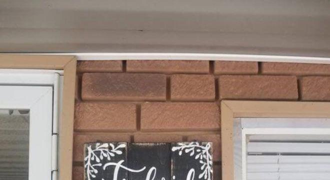 Número de casa com flores