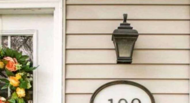 Número de casa com flores na porta