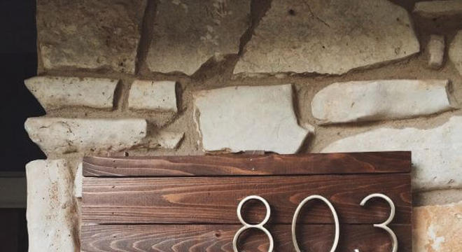 Número de casa com madeira e números em inox