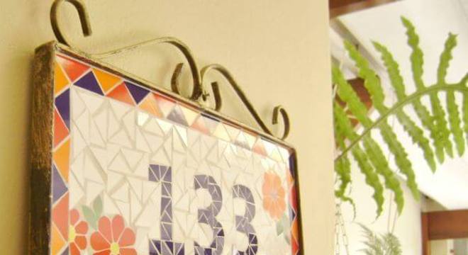 Número de casa com mosaico
