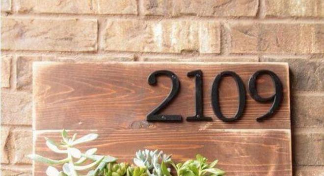 Número de casa com suculentas