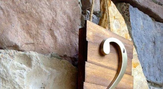 Número de casa dourado com madeira