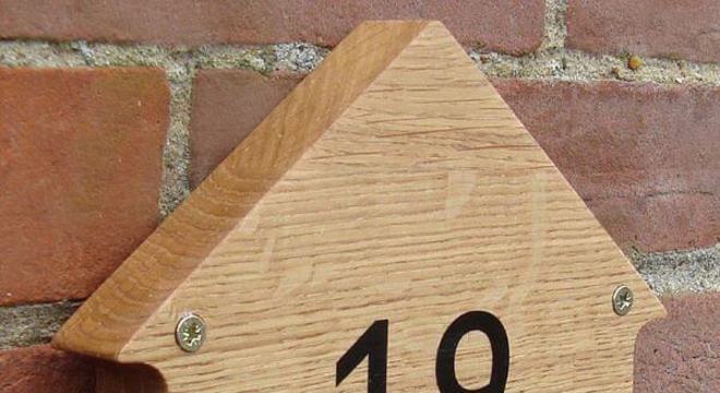 Número de casa em madeira