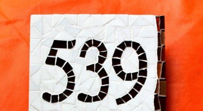 Número de casa em mosaico com coruja