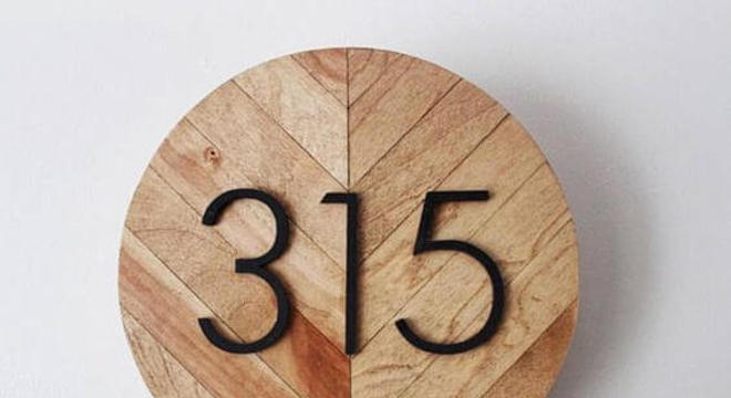 Número de casa personalizado com madeira
