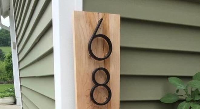 Número de casa próximo as plantas