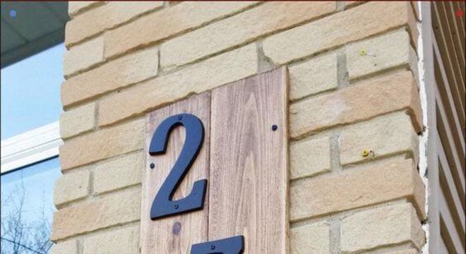 Número de casa rústica com flores