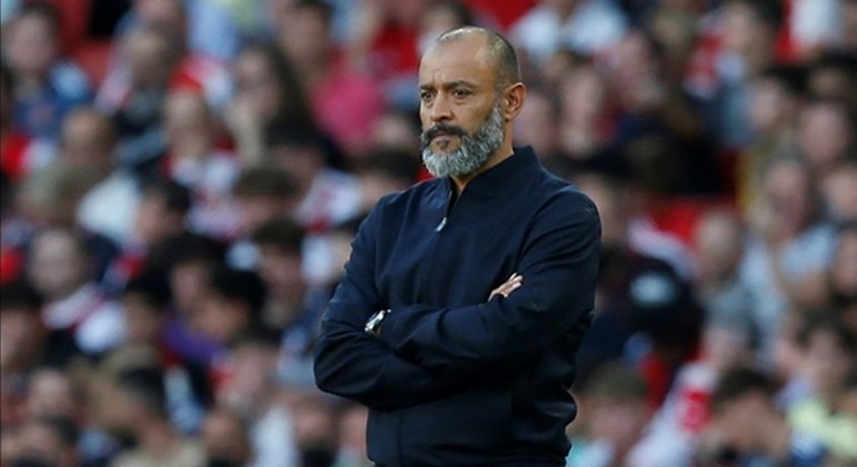 Nuno Espírito Santo (Portugal) - 47 anos - Desempregado desde novembro de 2021 - Treinador que recolocou o Wolverhampton na Premier League e brigou grande parte da sua passagem na parte de cima da tabela, foi para o Tottenham e lá não foi bem, acumulando muitas derrotas e sendo demitido em novembro de 2021
