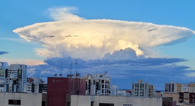 Nuvem cumulonimbus é fotografada em Águas Claras, no DF
