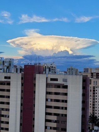 Nuvem cumulonimbus é fotografada no céu da capital federal