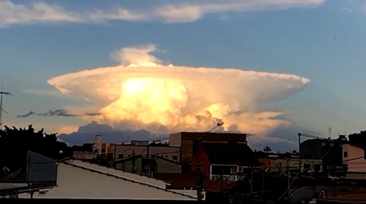 Nuvem cumulonimbus vista no céu de Brasília