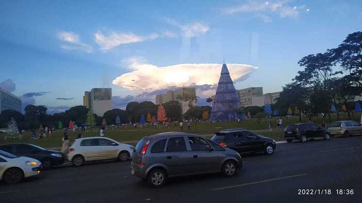 Nuvem cumulonimbus vista sobre prédio da Esplanada dos Ministérios, em Brasília
