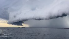 Vídeo: nuvem gigante choca moradores do litoral de SP, e ventania causa estragos na região 