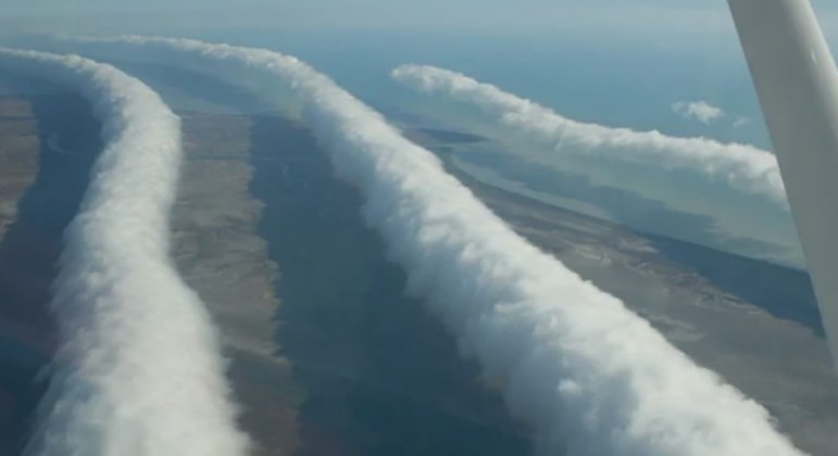 Nuvem Glória da Manhã - Nuvens em forma de rolo que podem atingir até 1.000 km de extensão (quase a distância Rio-Brasília)  e 1.000 a 2.000 metros de largura.
