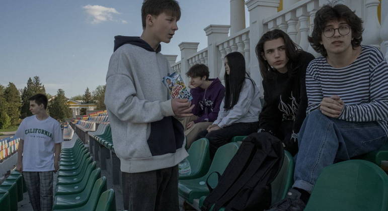 David, à esquerda, Daniil, segundo da esquerda, Rostyslav e sua namorada Kristina, centro, Mykyta, segundo da direita, e Denys, à direita no estádio de futebol em Slovyansk, Ucrânia