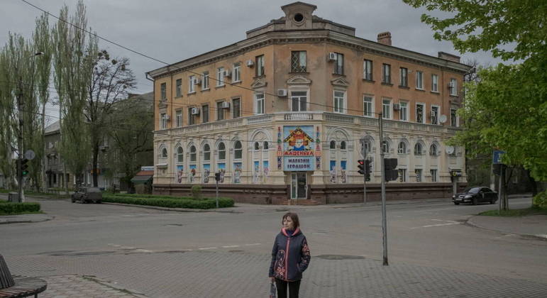 Uma moradora faz uma pausa enquanto faz compras pelas ruas quase desertas no centro de Slovyansk, no leste da Ucrânia
