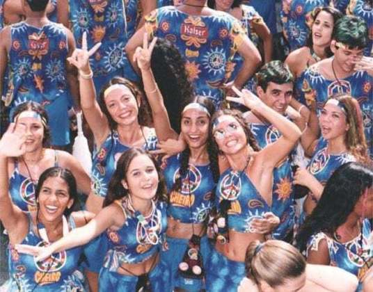 O abadá não apenas se consolidou como um item de vestuário distintivo durante o Carnaval, mas também como um símbolo da festividade, representando a diversidade, a alegria e a identidade cultural do Brasil.