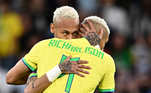 O abraço de Neymar no camisa nove Richarlison, que já tem três gols na Copa do Mundo.