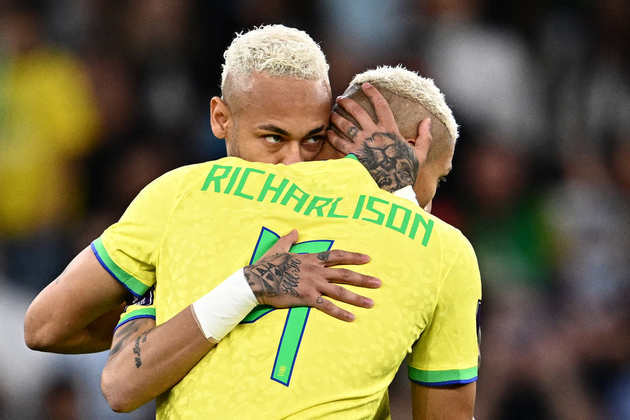 O abraço de Neymar no camisa nove Richarlison, que já tem três gols na Copa do Mundo.