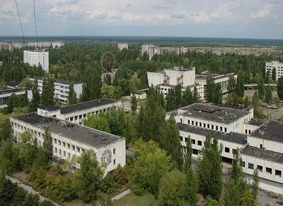 O acidente nuclear da usina de Chernobyl, em 1986, fez com que os moradores de Pripyat abandonassem suas casas às pressas, transformando o local numa cidade fantasma que ainda guarda os pertences de seus antigos habitantes. 