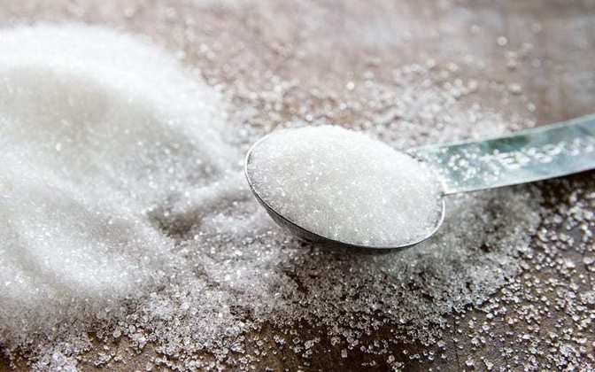 O açúcar também encareceu demais. O tradicional refinado hoje custa 44% a mais, enquanto o demerara, também conhecido como mascavo, valorizou 27%. Entre os dois, aparece o açúcar cristal subiu 38%. 
