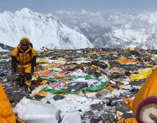 O acúmulo de resíduos na montanha transformou o Everest no mais alto depósito de lixo do planeta